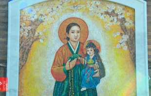 Mosaico coreano de Nuestra Señora de la Paz en los Jardines Vaticano. Crédito: Vatican News