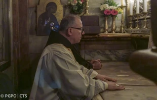 El nuevo Custodio ante la piedra donde yació el cuerpo de Jesús en el Santo Sepulcro. Crédito: PGPO/CTS.