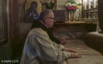El nuevo Custodio ante la piedra donde yació el cuerpo de Jesús en el Santo Sepulcro.