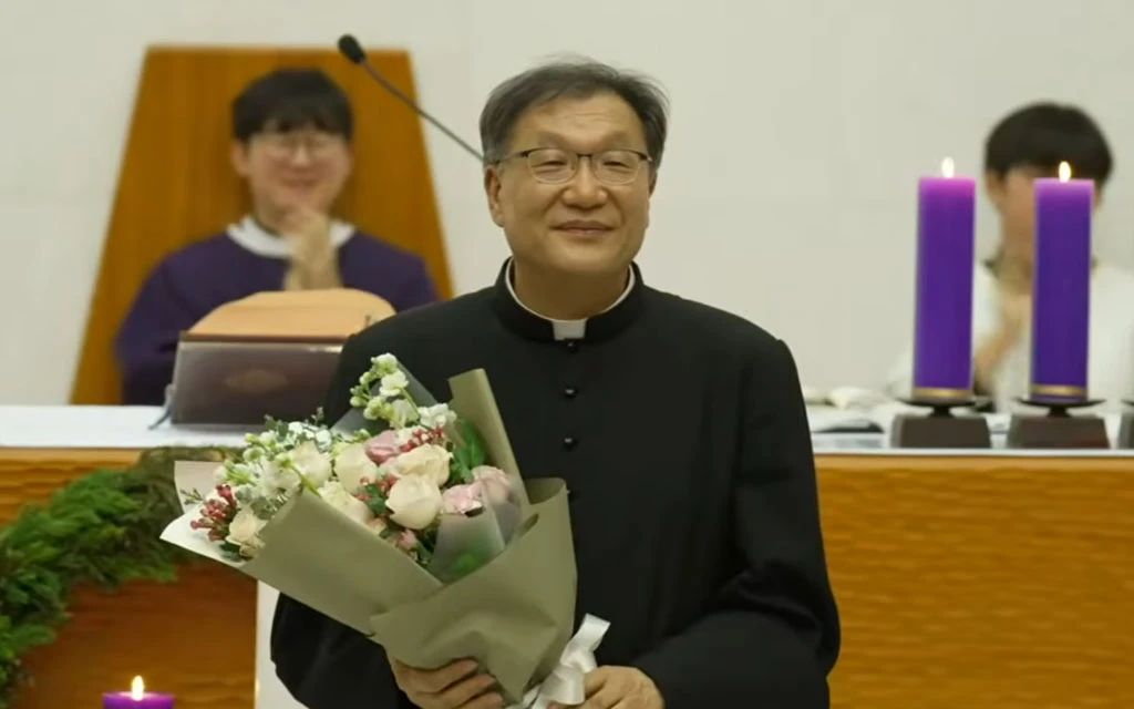 Mons. Germanus Kwak Jin-sang con un ramo de flores al ser presentado este sábado como  obispo auxiliar electo de Suwon (Corea del Sur).?w=200&h=150