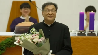 Mons. Germanus Kwak Jin-sang con un ramo de flores al ser presentado este sábado como  obispo auxiliar electo de Suwon (Corea del Sur).