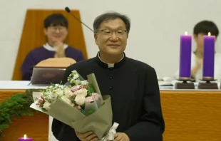 Mons. Germanus Kwak Jin-sang con un ramo de flores al ser presentado este sábado como  obispo auxiliar electo de Suwon (Corea del Sur). Crédito: Youtube Diócesis católica de Suwon.