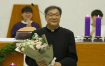 Mons. Germanus Kwak Jin-sang con un ramo de flores al ser presentado este sábado como  obispo auxiliar electo de Suwon (Corea del Sur).