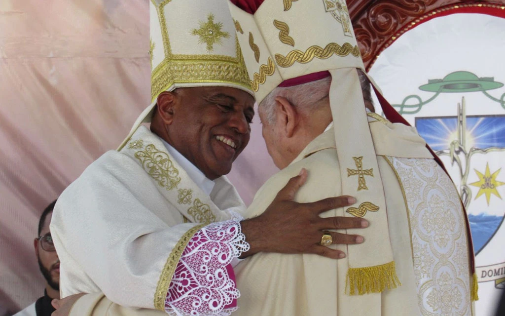 Mons. Manuel Antonio Ruiz de la Rosa, primer obispo de la nueva Diócesis de Stella Maris en República Dominicana (izquierda).?w=200&h=150