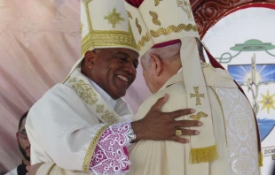 Mons. Manuel Antonio Ruiz de la Rosa, primer obispo de la nueva Diócesis de Stella Maris en República Dominicana (izquierda). Crédito: Diócesis de Stella Maris