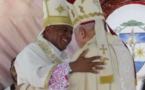 Mons. Manuel Antonio Ruiz de la Rosa, primer obispo de la nueva Diócesis de Stella Maris en República Dominicana (izquierda).