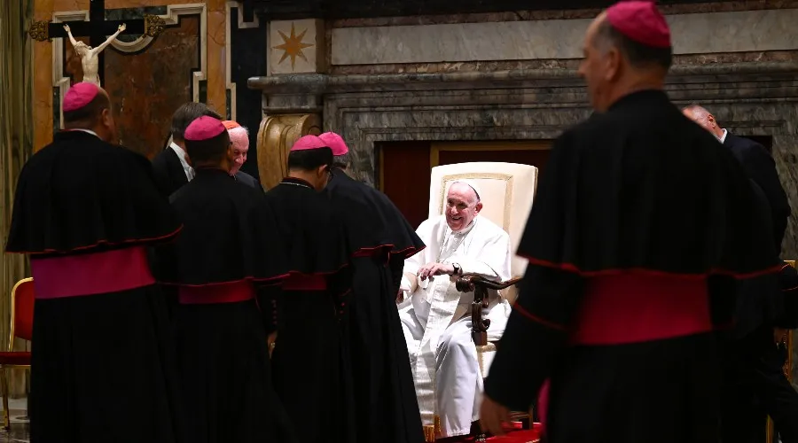 Papa Francisco con nuevos obispos. Crédito: Vatican Media