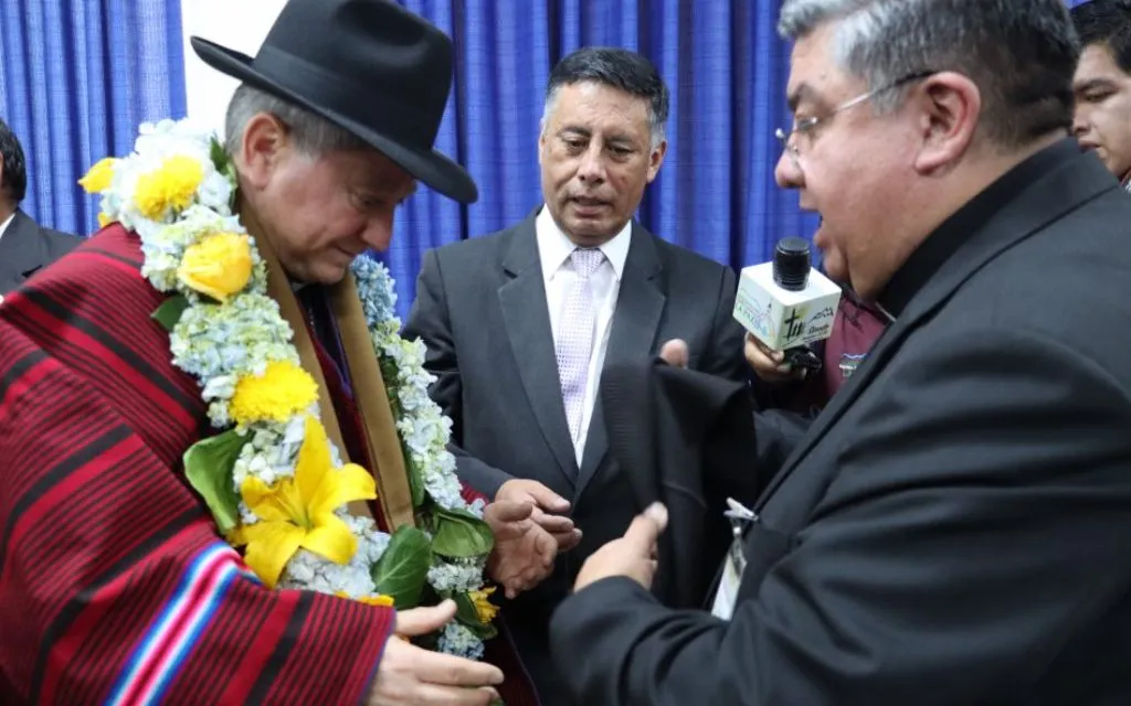 Nuncio apostólico con atuendos típicos de Bolivia?w=200&h=150