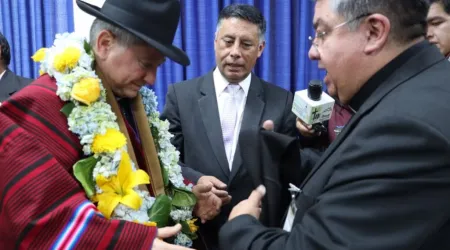 Nuncio apostólico con atuendos típicos de Bolivia