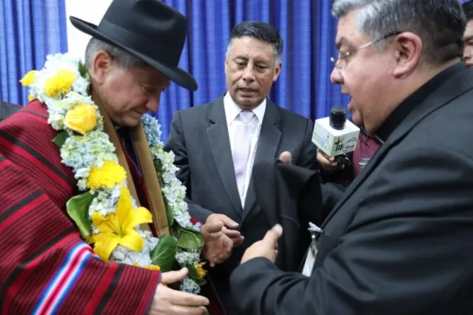 Nuncio apostólico con atuendos típicos de Bolivia