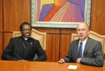 Mons. Jude Thaddeus Okolo y el fiscal Francisco Domínguez (Foto Noticias Sin)