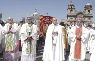 Mons. Nicola Girasoli encabeza la procesiu00f3n del Corpus Christi en Cusco / Foto: Arquidiu00f3cesis de Cusco 