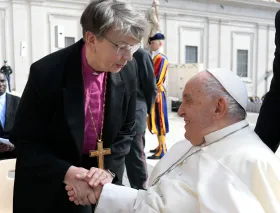 ¿Quién es la mujer “obispa” que saludó al Papa Francisco?
