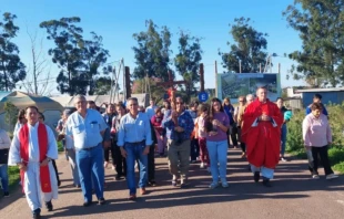 Obispo de Goya en procesión a la Cruz Gil Crédito: Prensa Obispado de Goya