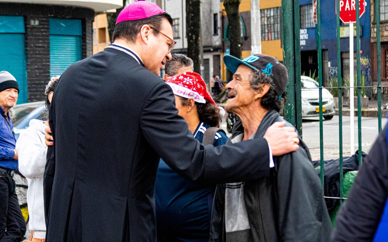 El Obispo Auxiliar de Bogotá, Mons. Alejandro Díaz conversa con una persona necesitada en el barrio de Santa Fe durante la Navidad Jubilar en las Periferias.?w=200&h=150