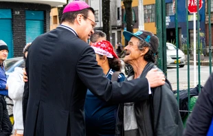 El Obispo Auxiliar de Bogotá, Mons. Alejandro Díaz conversa con una persona necesitada en el barrio de Santa Fe durante la Navidad Jubilar en las Periferias. Crédito: Cortesía Diana Bonilla.