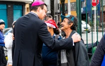 El Obispo Auxiliar de Bogotá, Mons. Alejandro Díaz conversa con una persona necesitada en el barrio de Santa Fe durante la Navidad Jubilar en las Periferias.
