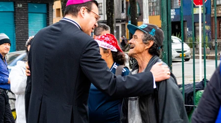 El Obispo Auxiliar de Bogotá, Mons. Alejandro Díaz conversa con una persona necesitada