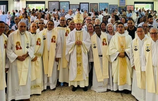 El obispo Silvio Báez en la celebración de los 75 años de los carmelitas descalzos en Rep. Dominicana. Crédito: Carmelitas Descalzos Comisariato San José del Caribe.