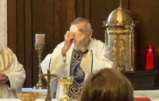 Obispo de Palm Beach durante la consagración en una Misa de aniversario Pastoral Hispana de la Diócesis de Palm Beach.