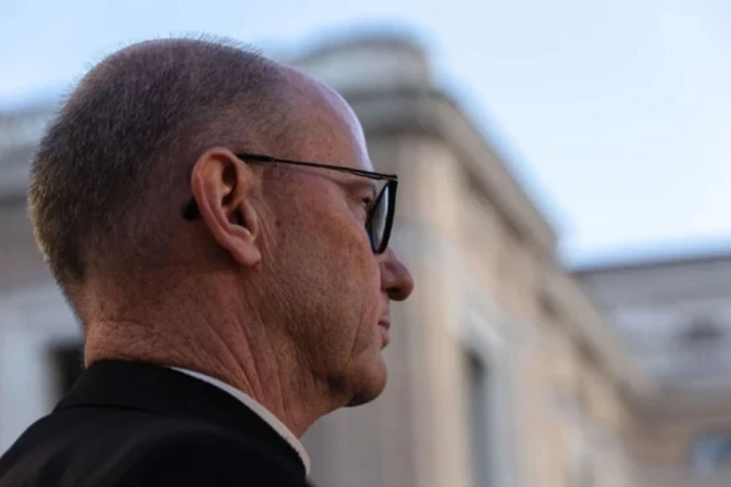 El Obispo James Conley en el Vaticano.