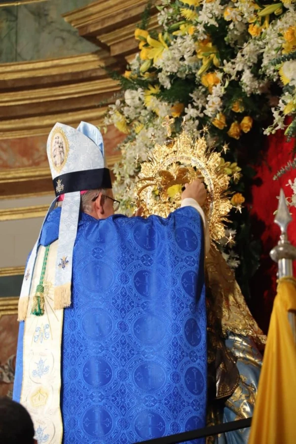 Mons. Saiz corona a Santa María de la Antigua. Crédito: Archidiócesis de Sevilla.