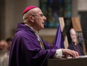 Obispo católico explica por qué asistió al funeral lefebvrista de su predecesor