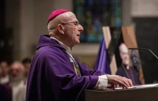 El Obispo de Chur (Suiza) explica por qué asistió al funeral lefebvrista de su predecesor. Crédito: Facebook Joseph M. Bonnemain