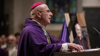 El Obispo de Chur (Suiza) explica por qué asistió al funeral lefebvrista de su predecesor.