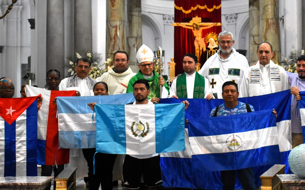 Mons. Carlos Enrique Herrera, con sacerdotes y otros participantes, tras la Misa que presidió en la Catedral de Guatemala por los migrantes y refugiados.?w=200&h=150