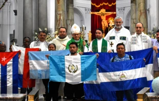 Mons. Carlos Enrique Herrera, con sacerdotes y otros participantes, tras la Misa que presidió en la Catedral de Guatemala por los migrantes y refugiados. Crédito: Pastoral de Movilidad Humana de la CEG.