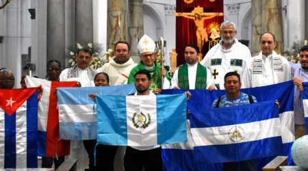 Mons. Carlos Enrique Herrera en la Misa que presidió en la Catedral de Guatemala por los migrantes y refugiados.
