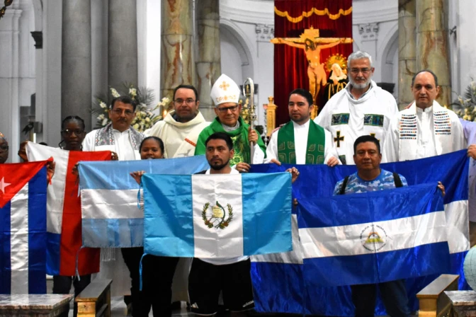 Mons. Carlos Enrique Herrera en la Misa que presidió en la Catedral de Guatemala por los migrantes y refugiados.