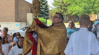 El obispo Ronald Hicks encabeza una procesión en mayo de 2025 en la Diócesis de Joliet como parte de la Peregrinación Eucarística Nacional.