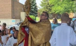 El obispo Ronald Hicks encabeza una procesión en mayo de 2025 en la Diócesis de Joliet como parte de la Peregrinación Eucarística Nacional.