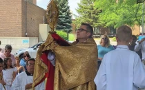 El obispo Ronald Hicks encabeza una procesión en mayo de 2025 en la Diócesis de Joliet como parte de la Peregrinación Eucarística Nacional.