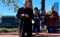 El Obispo Joseph Strickland reza el Rosario frente a la sede donde se reúnen los obispos de Estados Unidos.