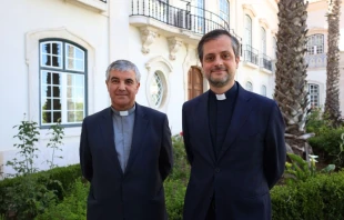 Mons. Nuno Isidro Nunes Cordeiro (izq.) y Mons. Mons. Alexandre Coutinho Lopes de Brito Palma (der.). Este último se convierte en el obispo más joven de Portugal. Crédito: Patriarcado de Lisboa