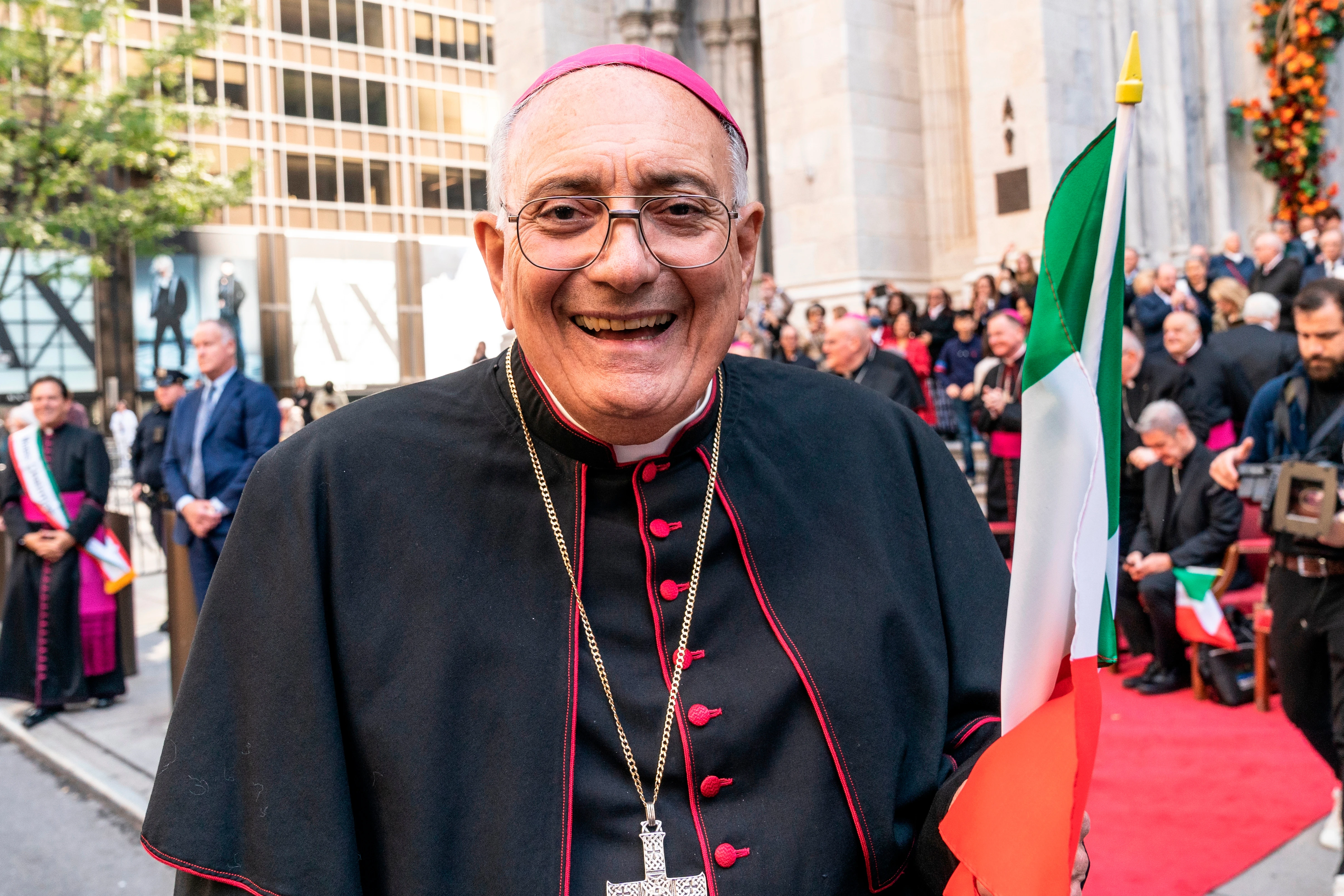 El Obispo emérito Nicholas DiMarzio durante el desfile anual del Día de Colón en la Quinta Avenida en Manhattan el 10 de octubre de 2022?w=200&h=150