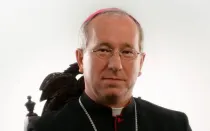 Mons. Andrzej Dziuba, renuncia por mal manejo de acusaciones de abusos.