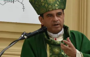 Sacerdote nicaragüense recibe premio a nombre del obispo Rolando Álvarez Lagos. Crédito: Diócesis de Matagalpa