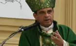 Sacerdote nicaragüense recibe premio a nombre del obispo Rolando Álvarez Lagos.