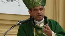 Sacerdote nicaragüense recibe premio a nombre del obispo Rolando Álvarez Lagos.