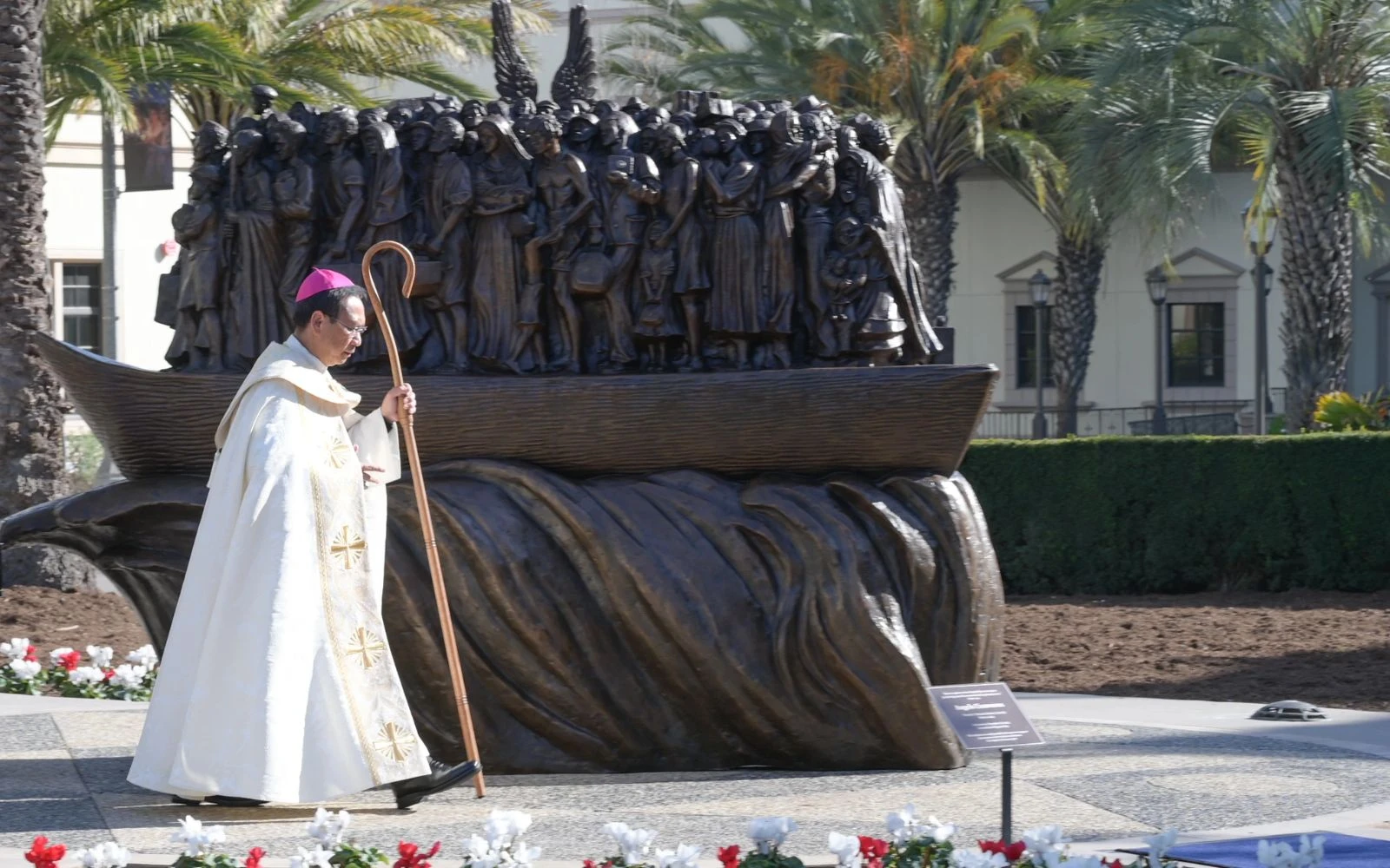 El Obispo de San Diego, Mons. Michael Pham, dedica Angels Unawares, una nueva escultura en el campus de la Universidad de San Diego (USD), el jueves 18 de diciembre de 2025.?w=200&h=150