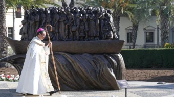 El Obispo de San Diego, Mons. Michael Pham, dedica Angels Unawares, una nueva escultura en el campus de la Universidad de San Diego (USD), el jueves 18 de diciembre de 2025.