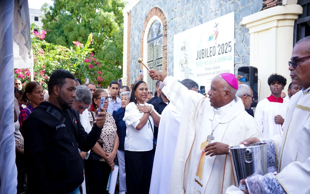 Mons. Antonio Ruiz bendice a los fieles afuera de la Catedral de la diócesis de Stella Maris.?w=200&h=150