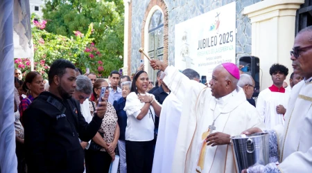 Mons. Antonio Ruiz bendice a los fieles afuera de la Catedral de la diócesis de Stella Maris.