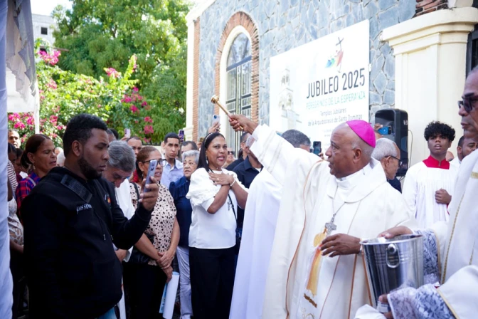 Mons. Antonio Ruiz bendice a los fieles afuera de la Catedral de la diócesis de Stella Maris.