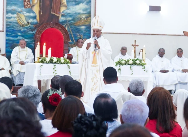 El Obispo durante la homilía de la Misa de ayer. Crédito: Diócesis de Stella Maris.