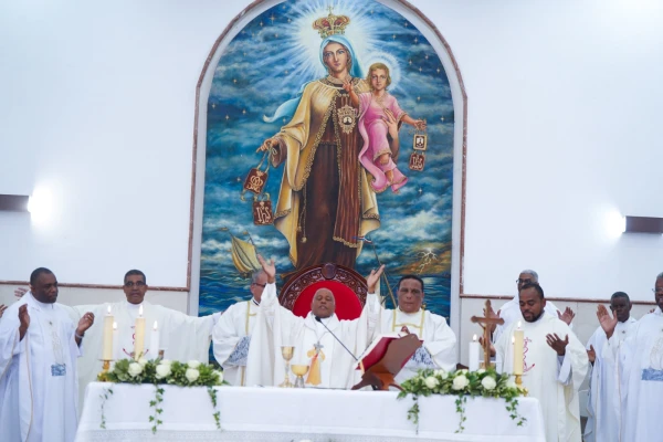 El Obispo de Stella Maris durante la Misa del domingo. Crédito: Diócesis de Stella Maris.